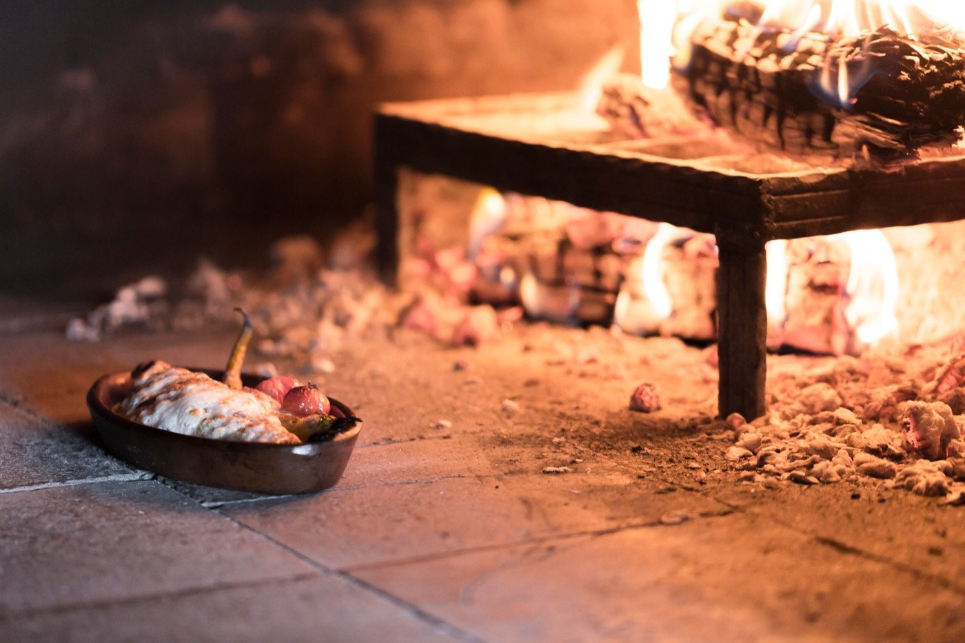 Il forno a legna acceso